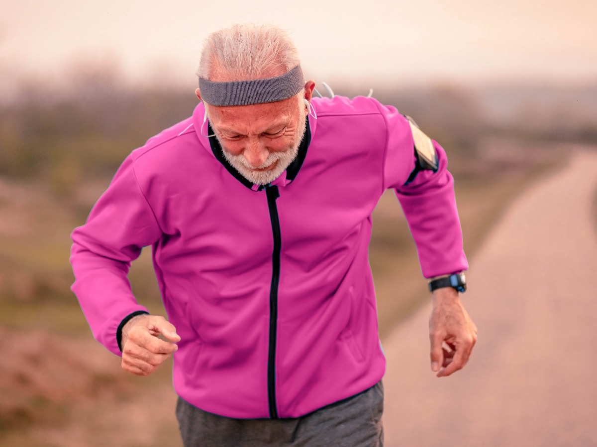 Elderly man running in a pink jacket