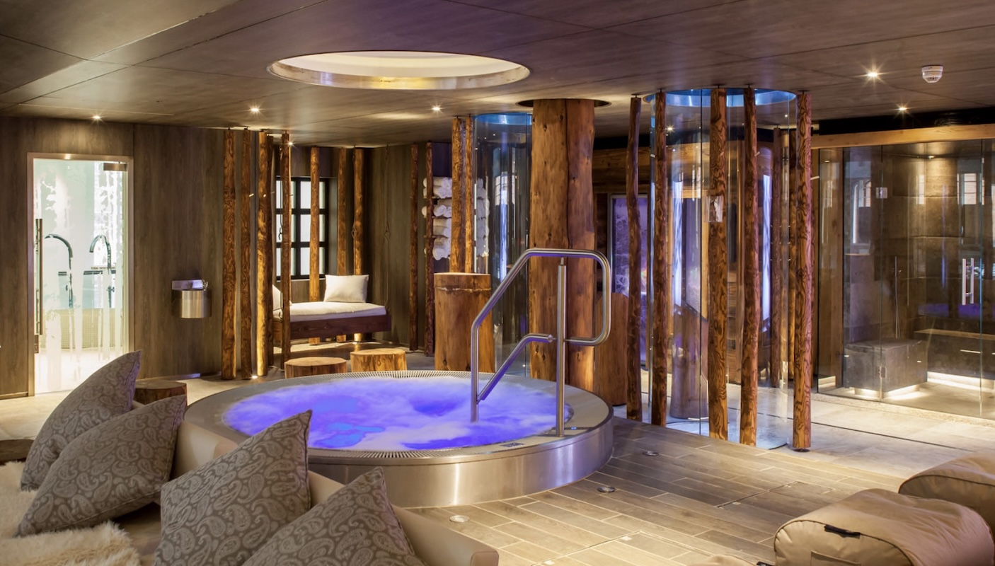 Indoor thermal spa suite