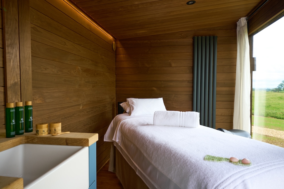 Spa treatment cabin