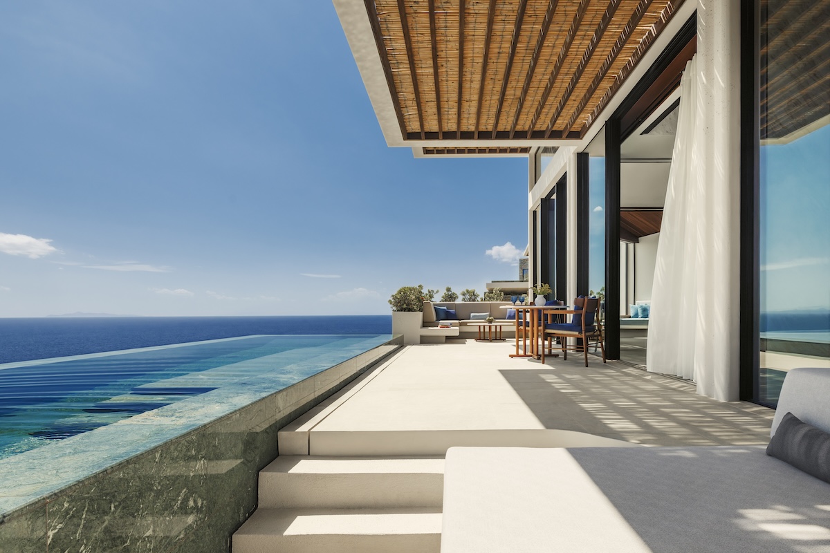 Villa with infinity pool overlooking the sea