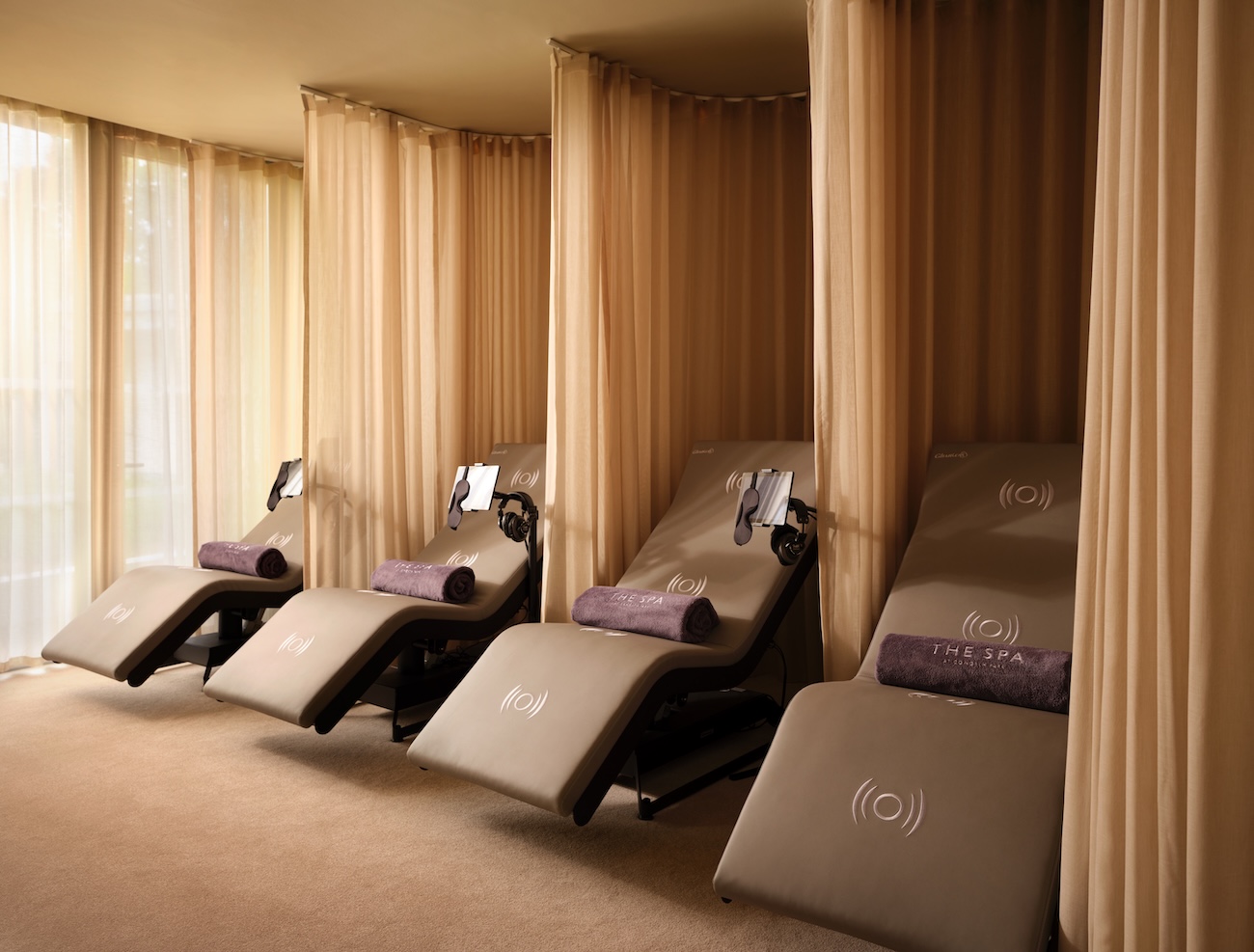 A relaxation room with four high tech relaxation beds