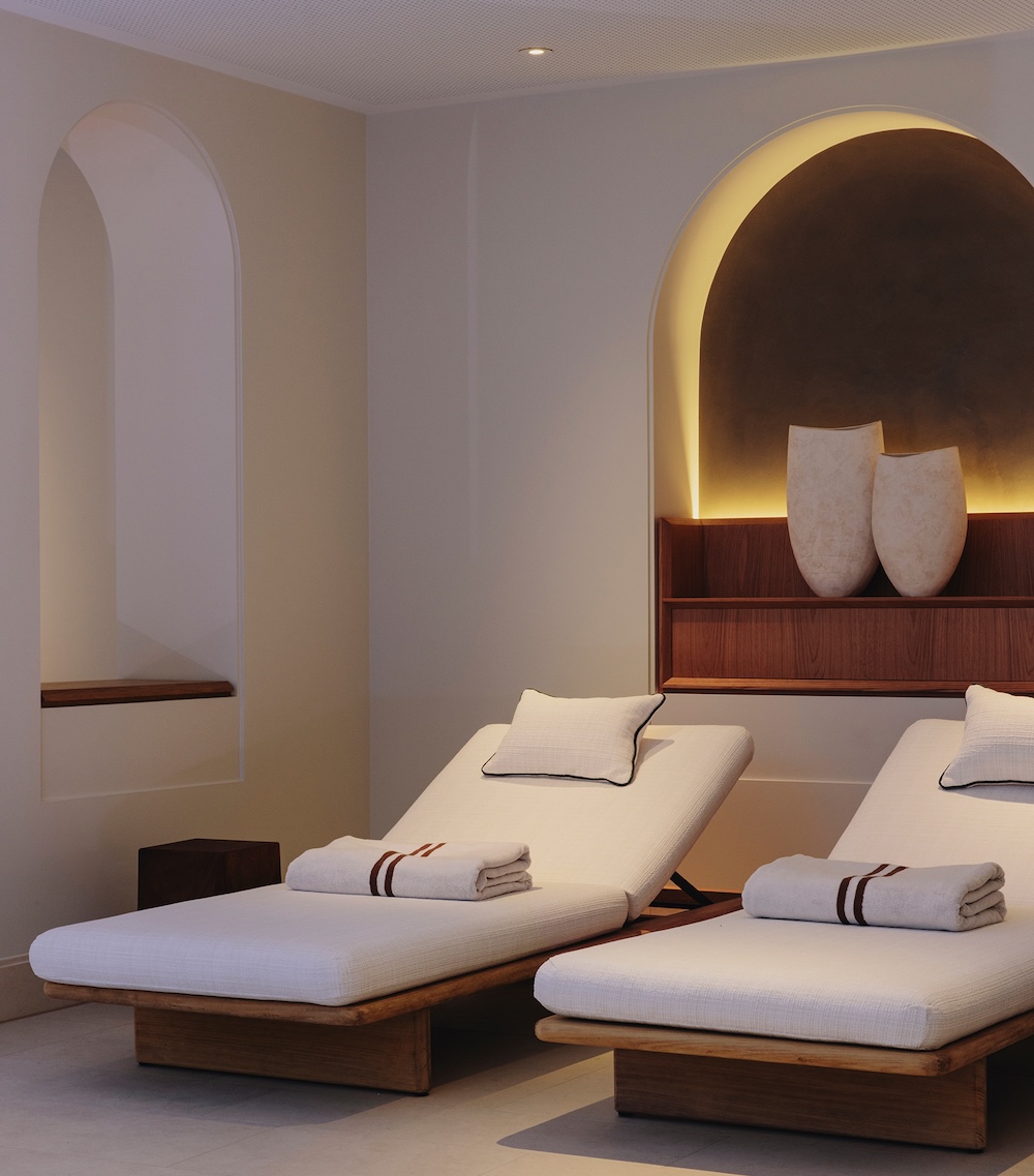 Relaxation beds in a spa