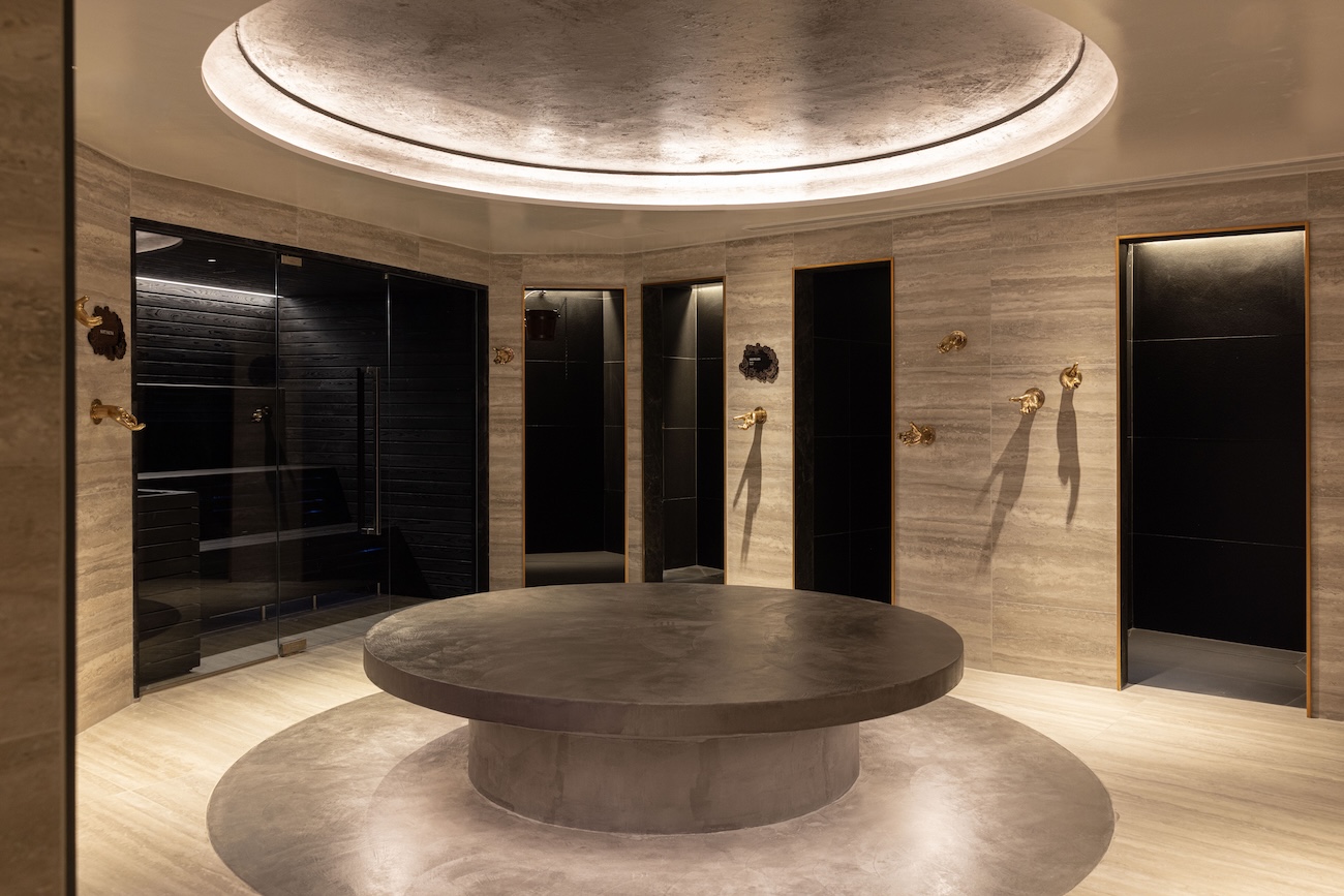 Central marble feature seat in a spa